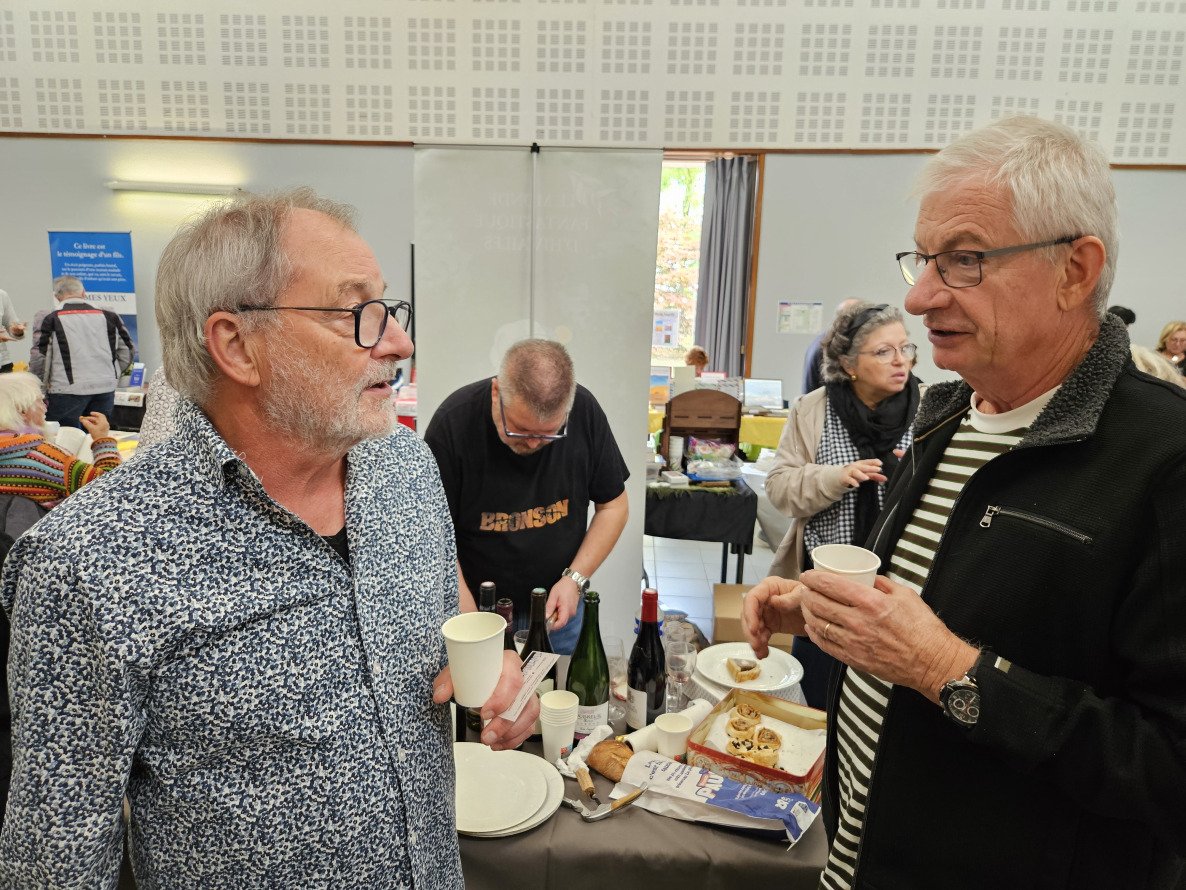 Pierre Boxberger à gauche et Jacques Morize à droite : c'est l'heure de l'apéro !