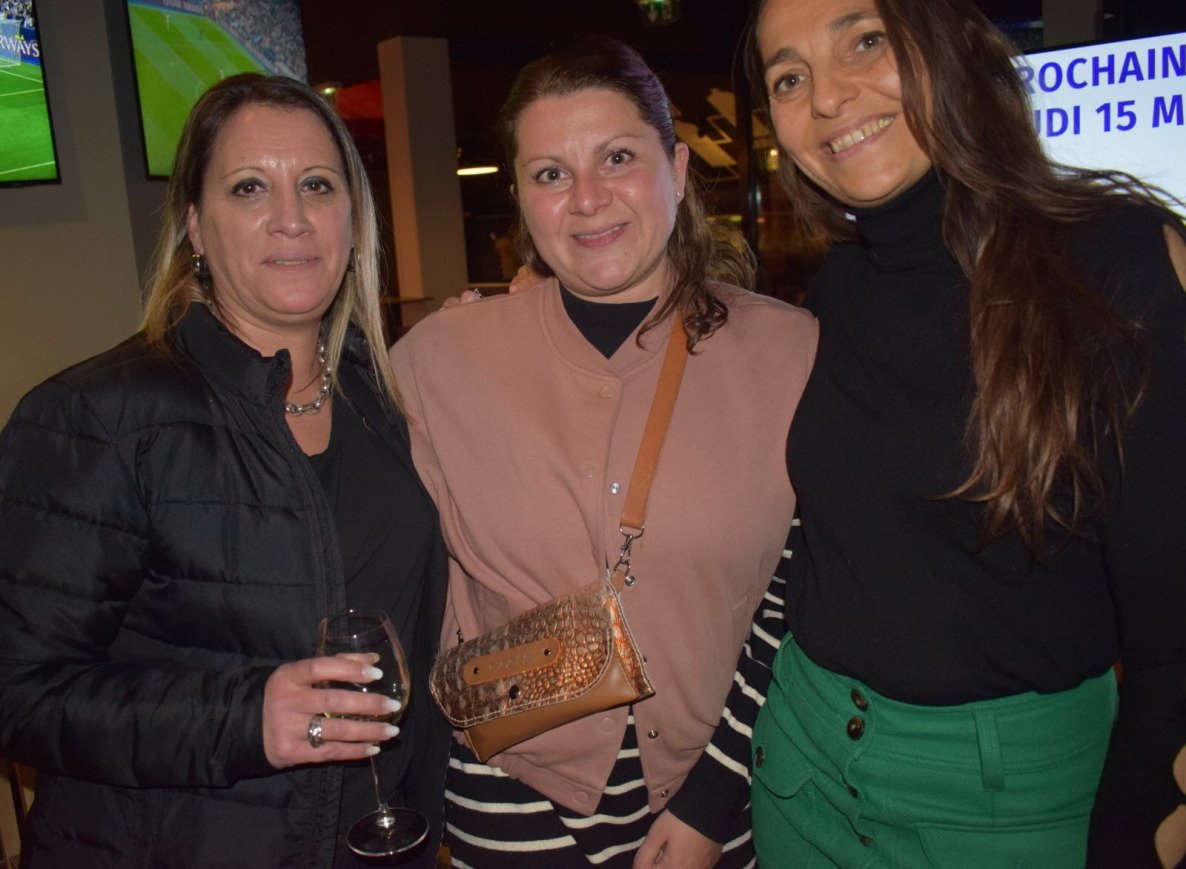Au centre, Clémence Parmentier Gilabert, qui va entreprendre le rallye-raid Roses des Sables, au profit de l’association Les Fées Papillons.