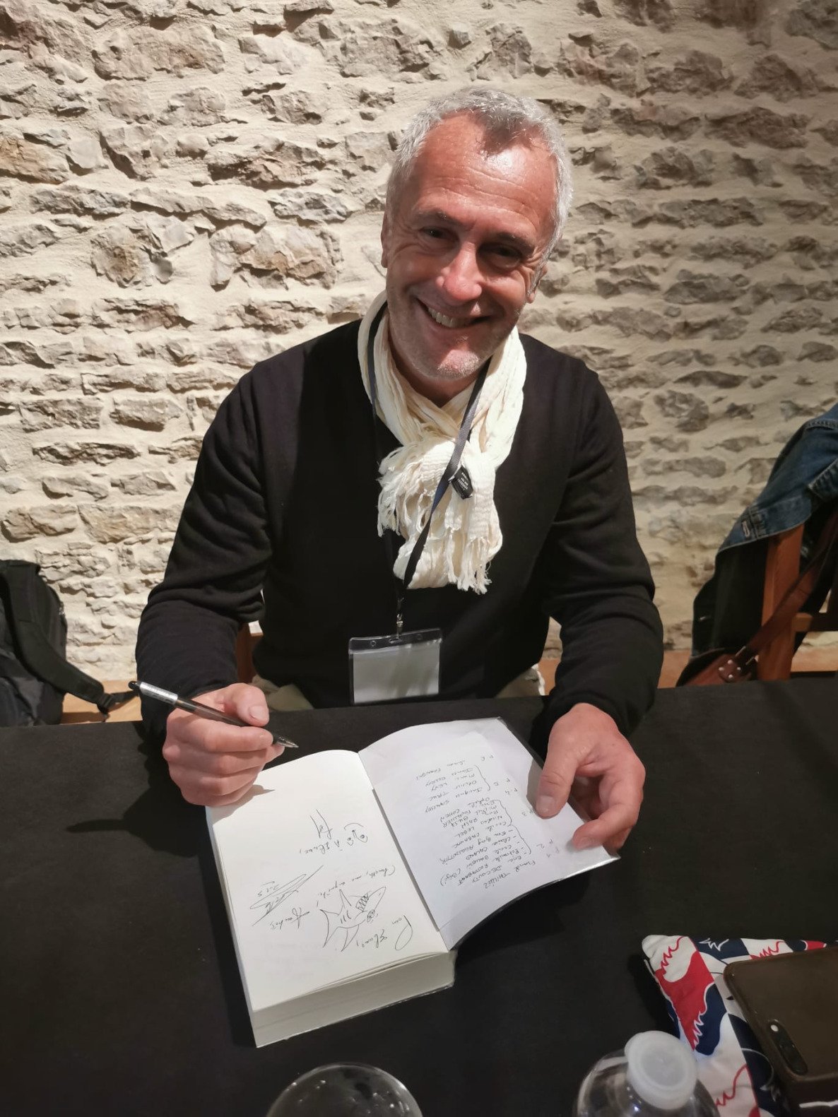 J'ai récolté toutes les signatures sur mon exemplaire fétiche, de L'Affaire Varelle. Merci Christian Pernoud !