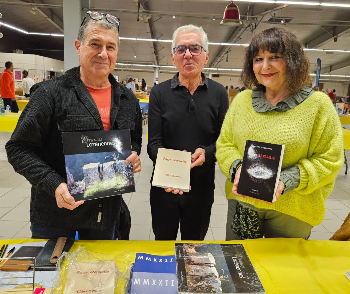 Thierry et mon voisin de table, l'écrivain et poète Didier Bonnal, qui jouit d'une belle notoriété. Nous avons échangé nos livres, pas bête, hein !