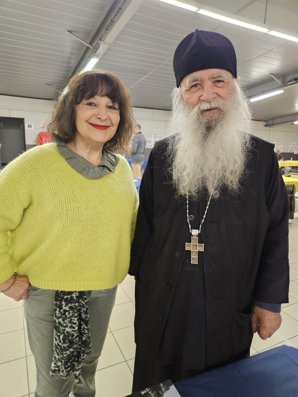 Avec le prêtre Jean, venu vendre ses livres. Il est écrivain et photographe. Très sympathique !