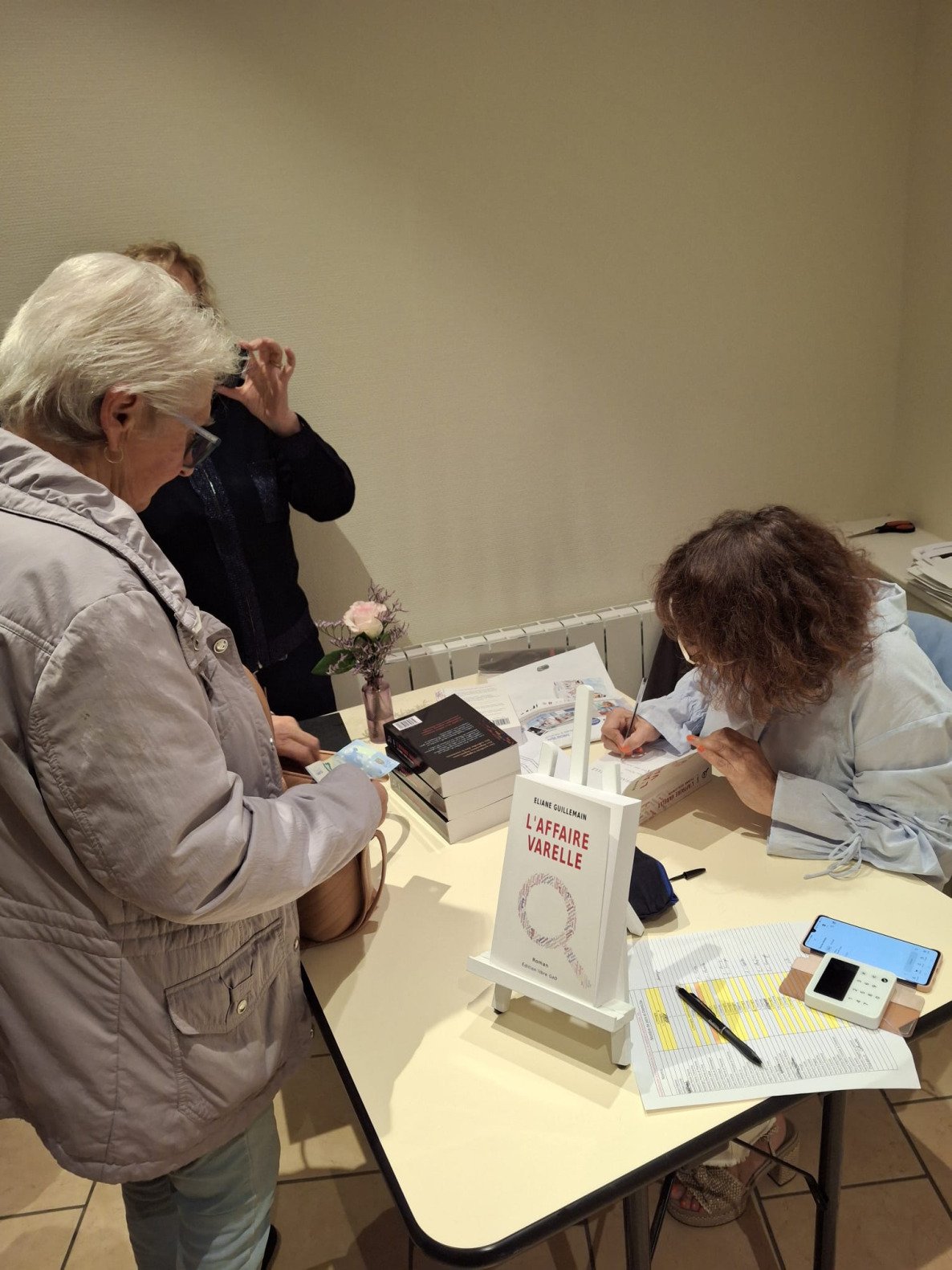 Joëlle, pour la bibliothèque de Prissé. Et tous les autres convives qui attendent patiemment leur tour...
