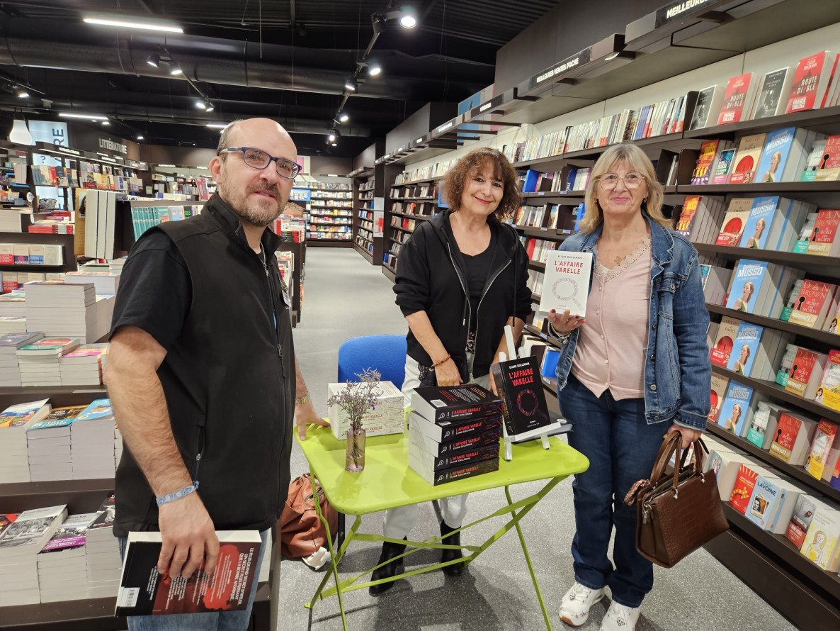 Olivier, l'un des libraires de l'équipe, un homme fort sympathique, et une lectrice.
